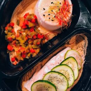 Pavé de saumon en écailles de courgettes Brunoise de poivron Purée de patate douce