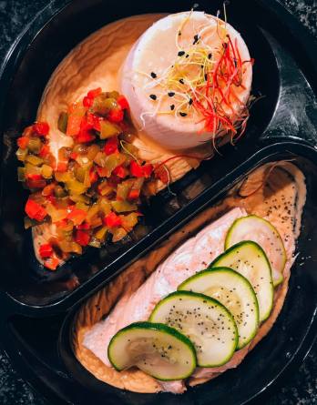 Pavé de saumon en écailles de courgettes Brunoise de poivron Purée de patate douce